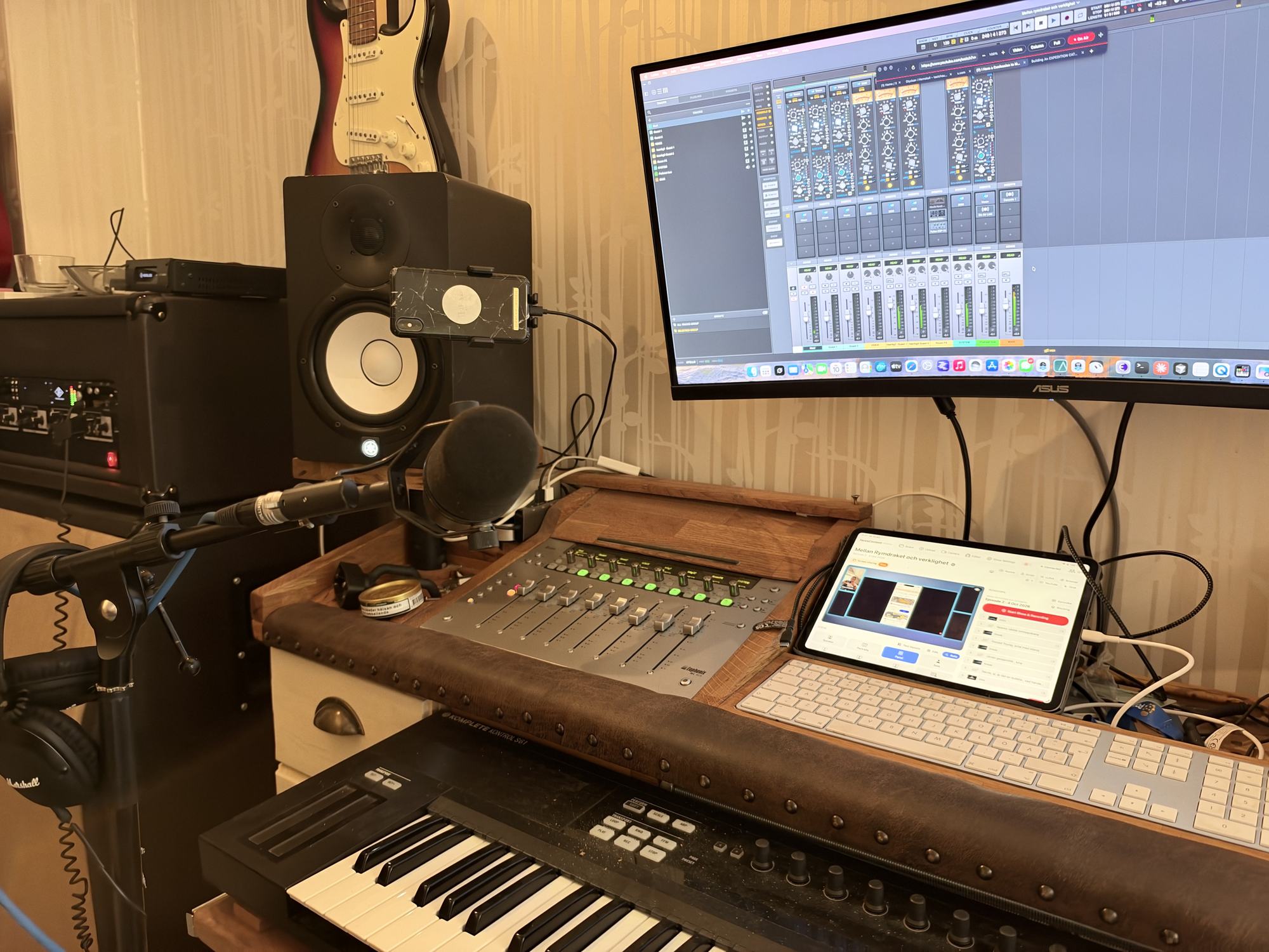 Studion: mixerbord, klaviatur, studiomonitorer och skärm med mixerfönster.